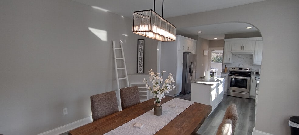 Dining - 404 Formosa Ave