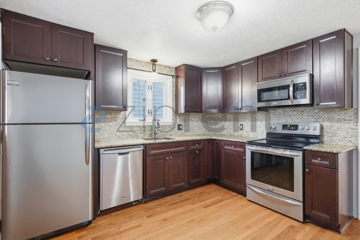 Building Photo - 18 St James St