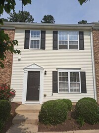 Building Photo - Beautiful Townhome