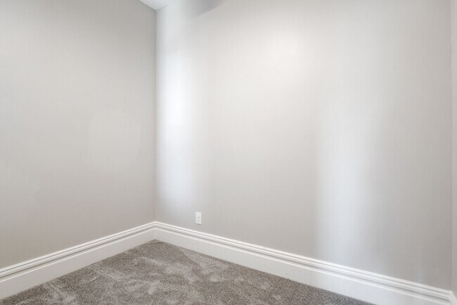 Building Photo - Perfect for BJC Residents/Frequenters