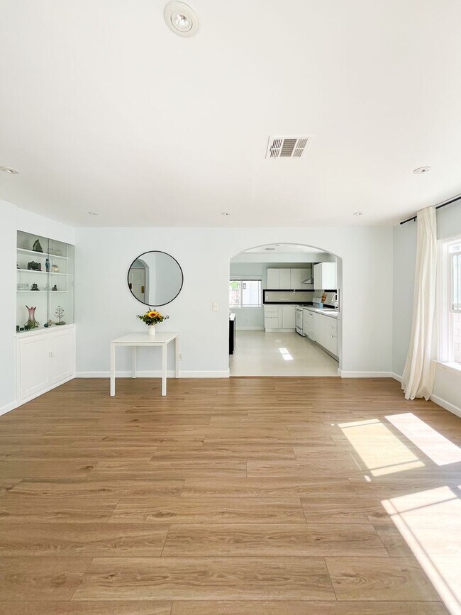 Building Photo - Charming Stand-Alone Home - 3BR/1BA with Parking