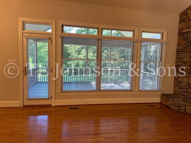 Building Photo - Gorgeous Three Bedroom in Tobaccoville- Mu...