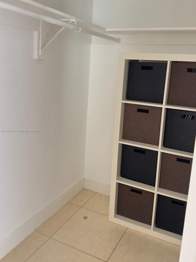 Building Photo - 2910 Point E Dr