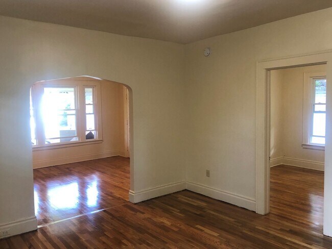 Building Photo - Second Floor 3 Bedroom Flat Available Augu...