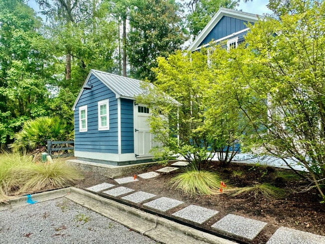 Building Photo - Large Modern Loft Home in Downtown Bluffton!