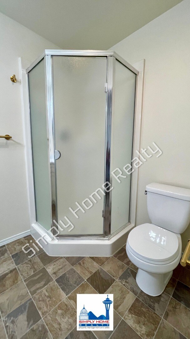 Building Photo - LUXURY DUPLEX RENTAL WITH SPACIOUS BACKYARD