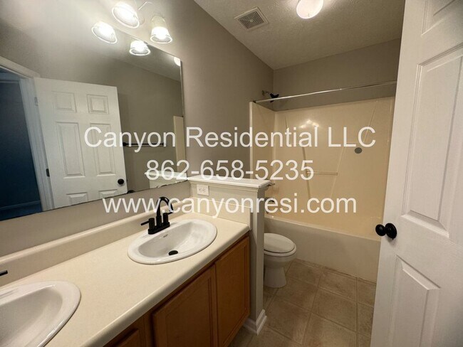 Building Photo - Spacious 3-Bedroom Home for Rent in Raeford