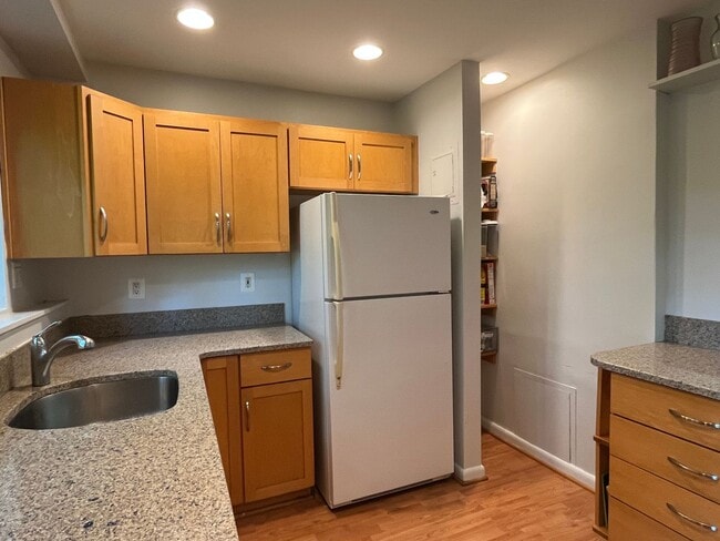 Building Photo - Great 2BR located in Northern Bethesda