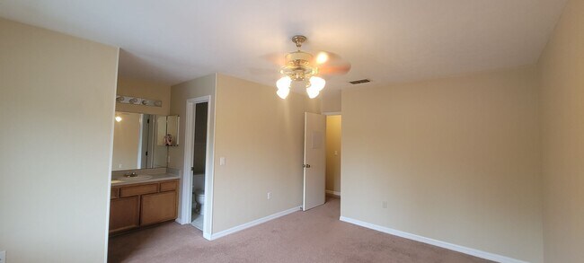 Building Photo - 2/2.5 Townhome Mile Run