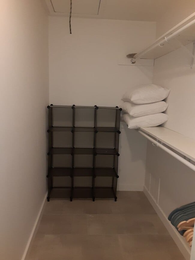 Building Photo - Seasonal-Beautifully renovated top floor 2/2 condo downtown Sarasota.