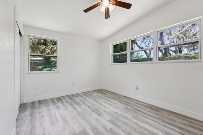 Building Photo - 607 E River Dr