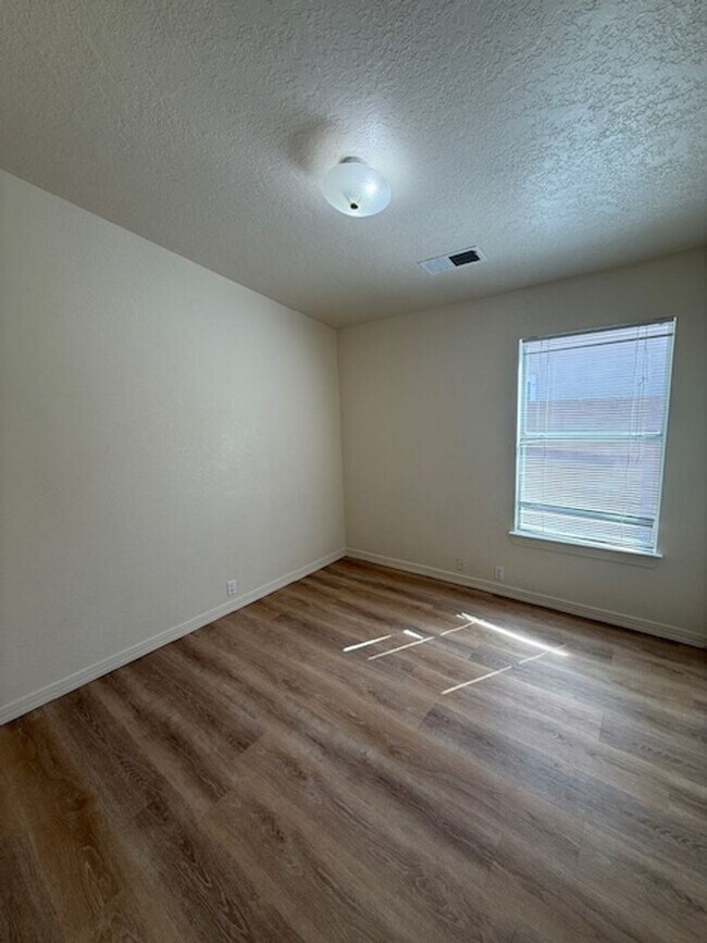 Building Photo - Charming and functional 3-Bedroom 2-Bath near Kirtland Air force base