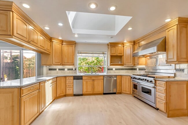 Building Photo - Spacious 4BR/2BA Home in Prime Irvington C...
