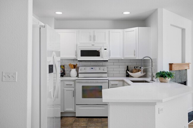 Building Photo - Recently Updated 3 Bedroom 2 Bath Home - B...