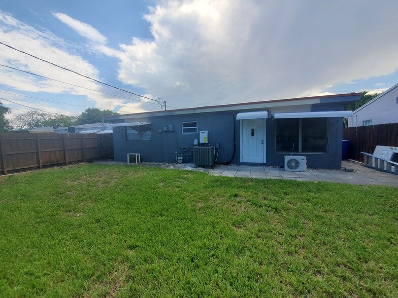 Building Photo - 5140 NE 3rd Ave