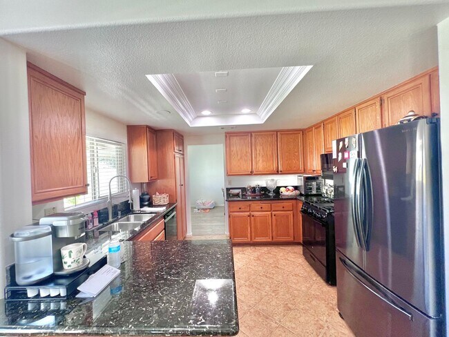 Building Photo - Spacious 5-Bed, 3-Bath Home in Rialto – Ve...