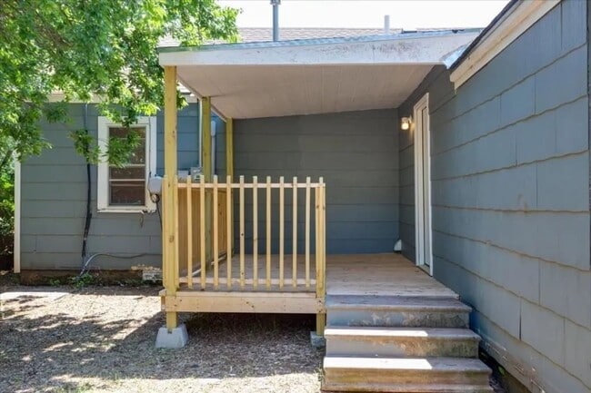 Building Photo - 807 SW Jefferson Ave