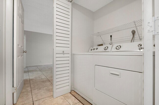 Building Photo - 7640 Westwood Dr