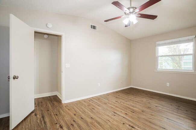 Building Photo - 2916 Trenton Ct