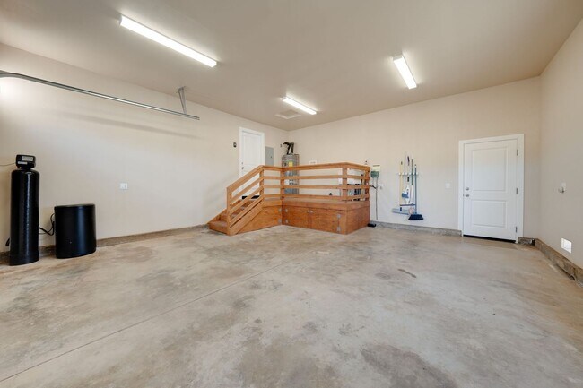 Building Photo - Spacious 3 Bed, 2 Bath Home with Acreage, ...