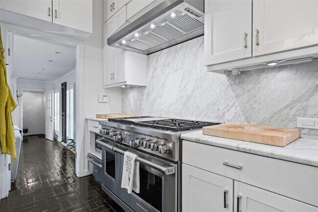 Building Photo - 3301 W Morrison Ave