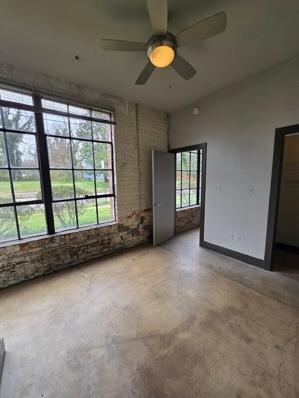 Building Photo - 123 Pine St