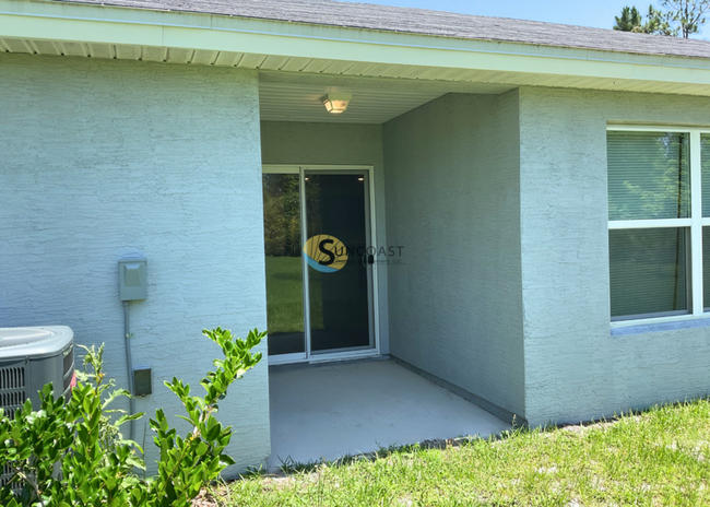 Building Photo - Three Bedroom In R Section of Palm Coast!