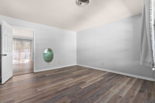 Building Photo - $500 off first months rent