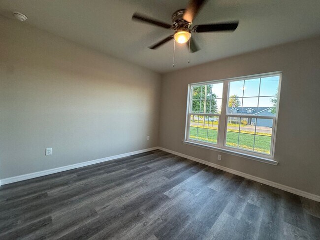 Building Photo - Desirable Silver Springs Shores - 3/2/2 **Won't Last**