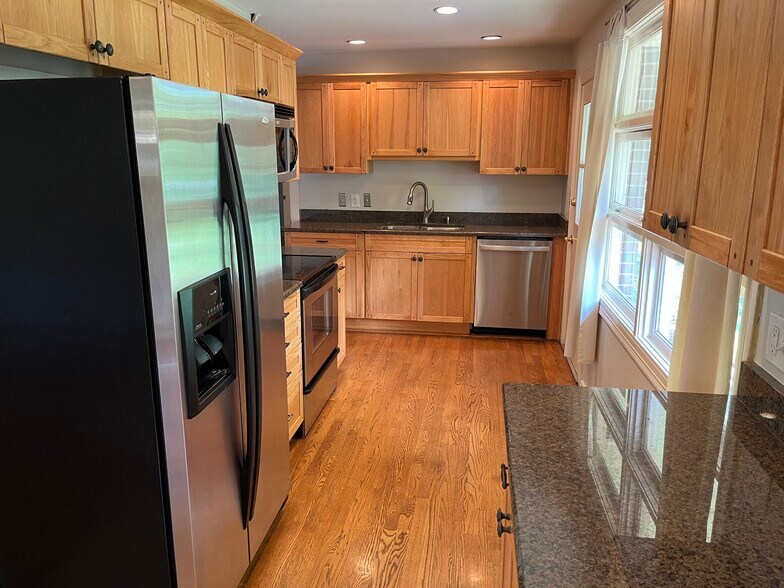 Building Photo - 619 Crieve Rd