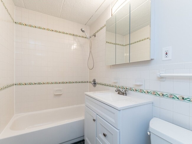 Building Photo - 28 Lee St