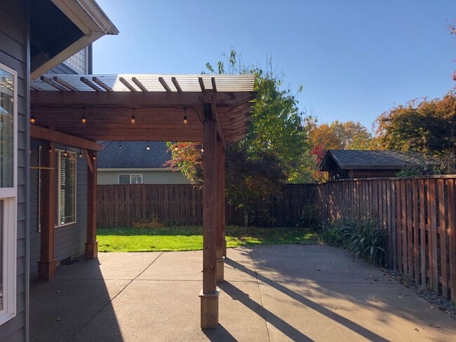 Building Photo - 2687 NW Oak Ridge Dr