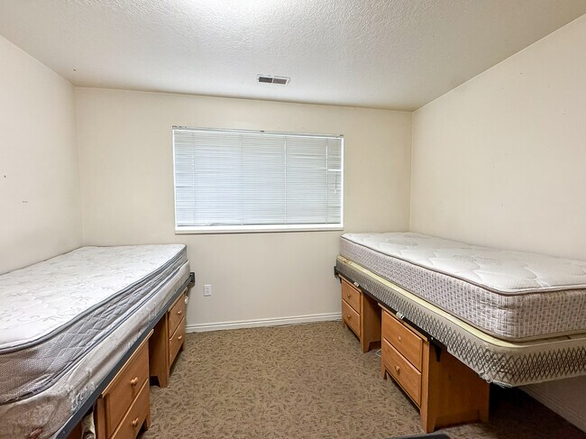 Building Photo - 391 E 700 N