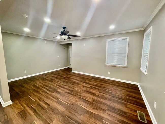 Building Photo - Welcome to this stunning 3-bedroom, 2-bath...