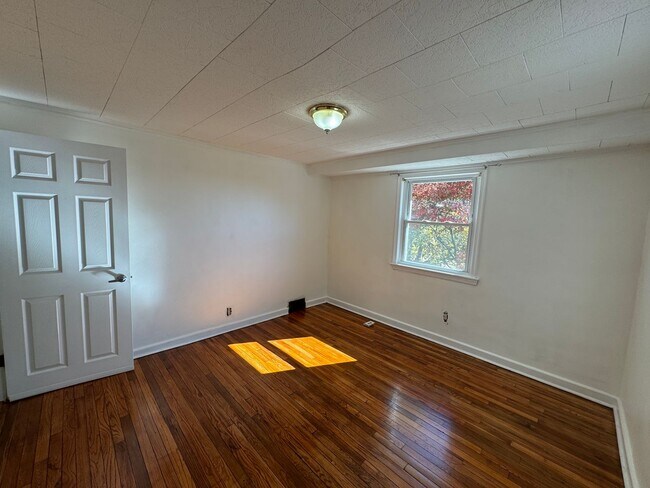 Building Photo - Welcome to 161 Riverview!