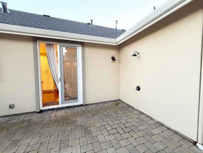 Building Photo - 251 San Pedro Ave