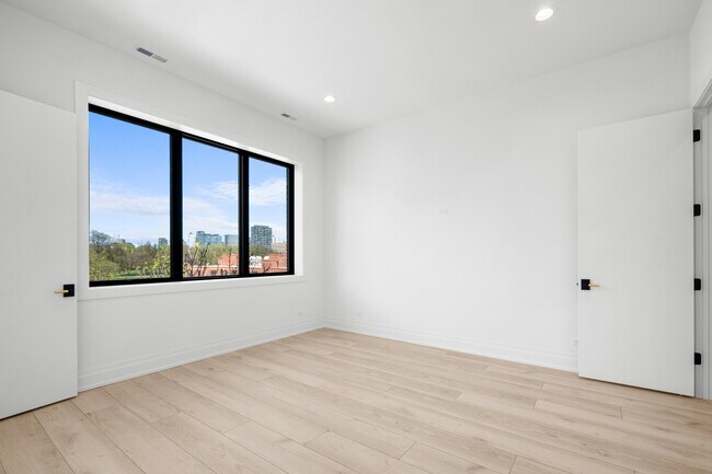 Building Photo - 1331 W Taylor St