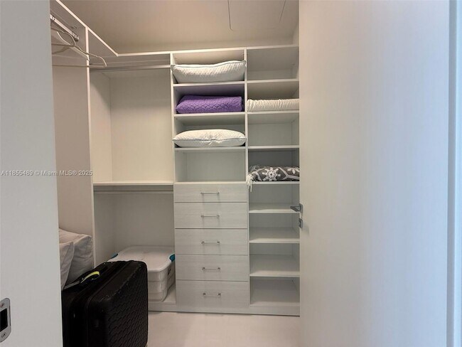 Building Photo - 300 Biscayne Blvd Way