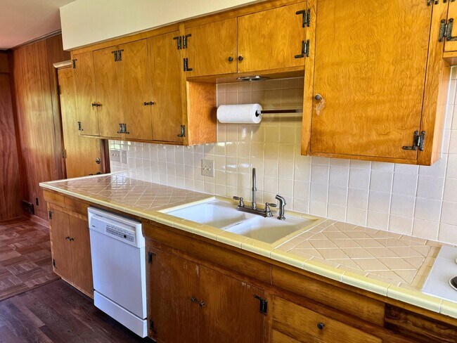 Building Photo - Charming 4 Bed 2 Bath Home in Morningside!