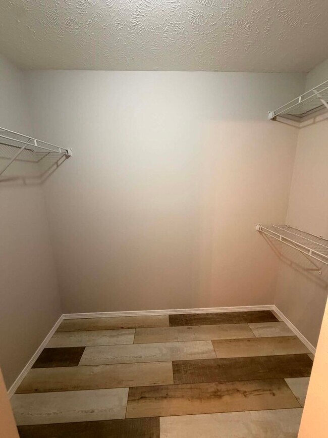 Building Photo - BEAUTIFUL 3 BEDROOM / 2 BATHROOM HOUSE IN JOPLIN MO- 2 CAR GARAGE!!