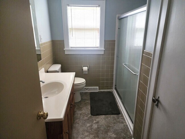 Building Photo - 4 Bed 2 Bath Home Mount Airy, NC