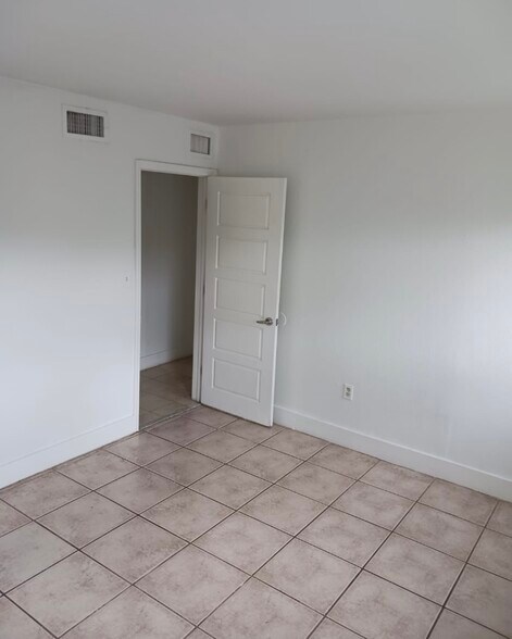 Building Photo - 13895 NW 5th Ct
