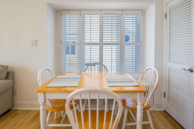 Building Photo - PERFECT OCEANFRONT FURNISHED ONE BEDROOM R...
