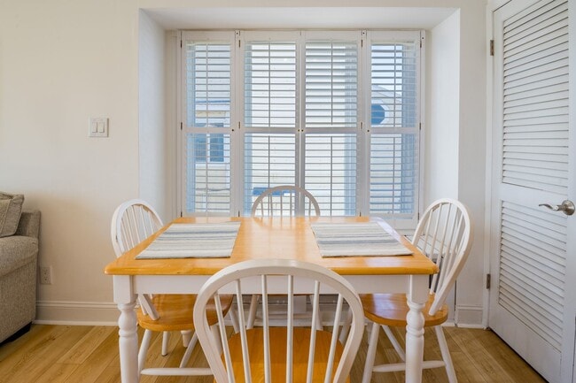 Building Photo - PRICE REDUCED FOR YOUR WINTER GETAWAY-AVAILABLE NOW THROUGH MID-APRIL