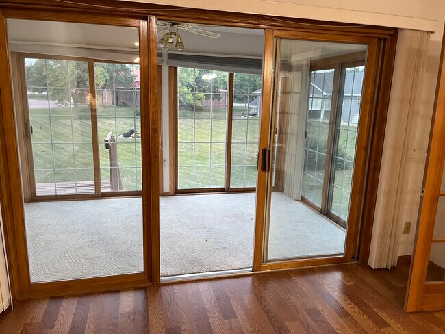 Sunroom - 703 E Tin St