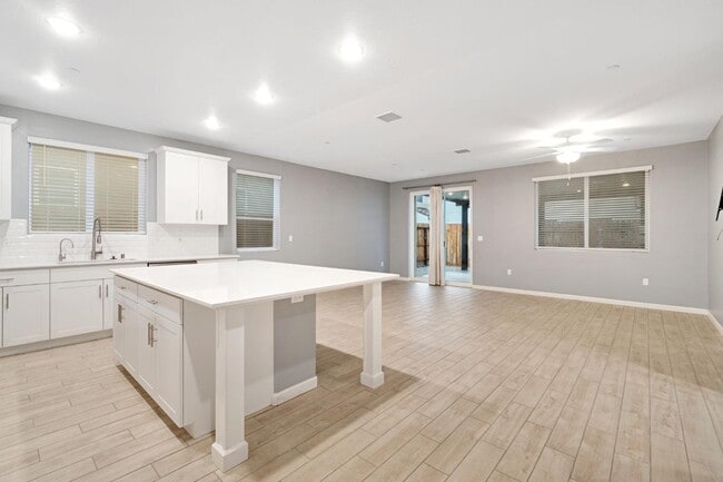 Building Photo - 141 Reunion Wy S