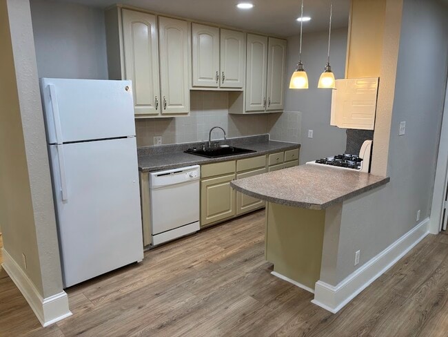 Building Photo - 505 Fort Clark Dr