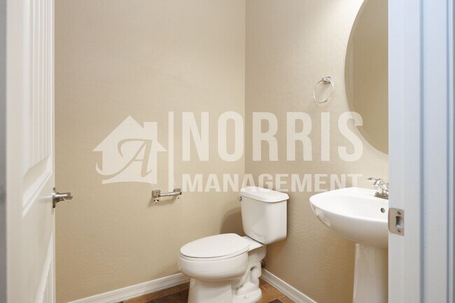 Building Photo - Beautiful Home with a POOL Service Included