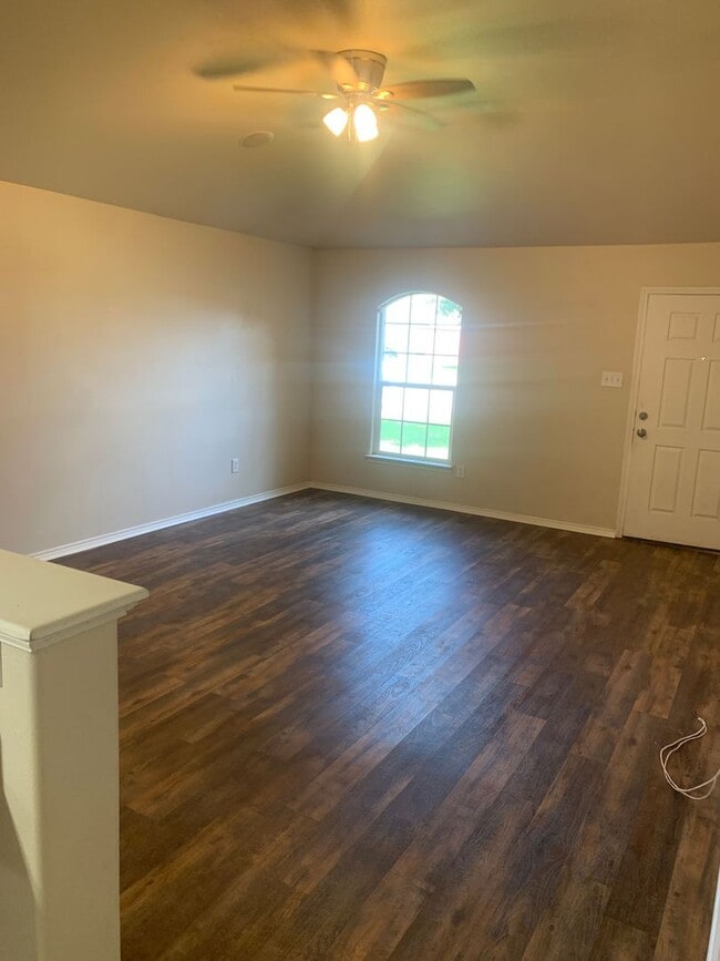 Building Photo - Available NOW! 3 Bedroom 2 bath 2 car garage in Fox Ridge!