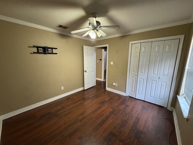 Building Photo - Gorgeous 3 Bedroom Home